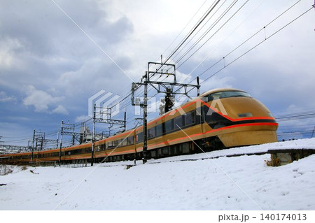 雪景色の鬼怒川路を行く… 東武特急【日光詣スペーシア】100系 140174013