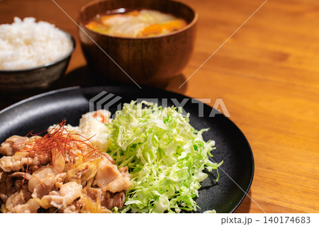 豚の生姜焼き定食の俯瞰カット 140174683
