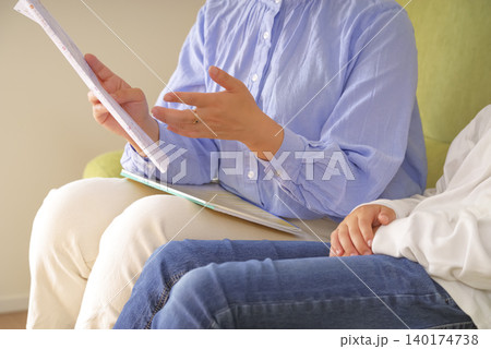 教育熱心な母親と嫌そうな子ども 140174738