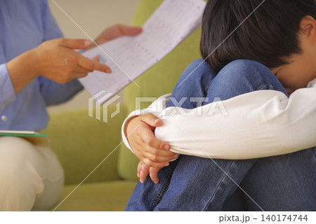 教育熱心な母親と嫌そうな子ども 140174744