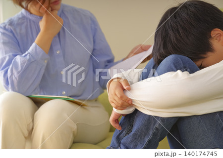 教育熱心な母親と嫌そうな子ども 140174745