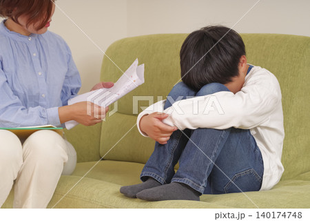 教育熱心な母親と嫌そうな子ども 140174748