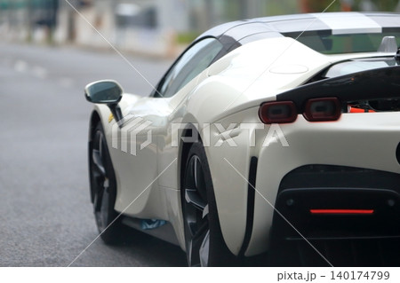 白いイタリア製のスポーツカー イメージ 白いイタリア製のスポーツカー イメージ 140174799