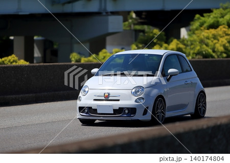 白いイタリア製のコンパクトスポーツカー イメージ 白いイタリア製のコンパクトスポーツカー イメージ 140174804