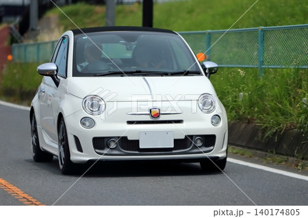 白いイタリア製のコンパクトスポーツカー イメージ 白いイタリア製のコンパクトスポーツカー イメージ 140174805
