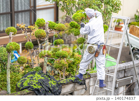 働く高齢者　地域社会に貢献　庭木の剪定サービス　腰袋　造園　職人　植木鋏　剪定鋏　蚊取り線香 140174837