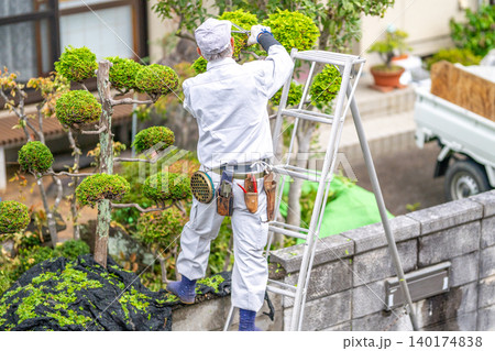 働く高齢者　地域社会に貢献　庭木の剪定サービス　腰袋　造園　職人　植木鋏　剪定鋏　蚊取り線香 140174838