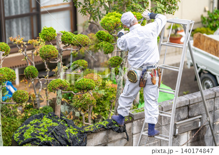 働く高齢者　地域社会に貢献　庭木の剪定サービス　腰袋　造園　職人　植木鋏　剪定鋏　蚊取り線香 140174847