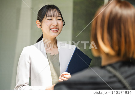 顧客と話す不動産営業の若いキャリアウーマン 顧客と話す不動産営業の若いキャリアウーマン 140174934