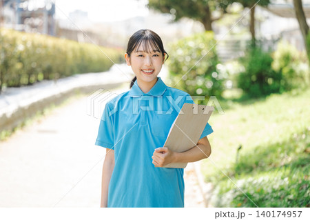 ケアワーカーの若い女性の屋外ポートレート ケアワーカーの若い女性の屋外ポートレート 140174957