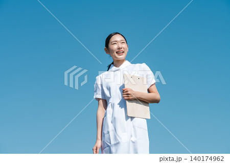 白衣を着た看護師の若い女性 140174962