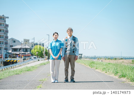 若い介護士の女性とシニア男性のポートレート 140174973