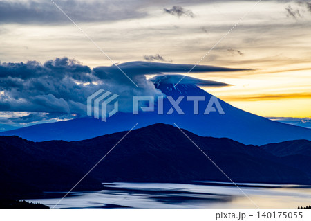 【神奈川県】台風一過の箱根から望む、富士山、夕景 【神奈川県】台風一過の箱根から望む、富士山、夕景 140175055