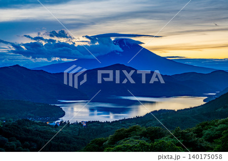 【神奈川県】台風一過の箱根から望む、富士山、夕景 【神奈川県】台風一過の箱根から望む、富士山、夕景 140175058