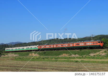 ラッシュ対応で6両編成に増結して北しなの線を走行する115系電車(復刻色)_2026/5/7撮影 ラッシュ対応で6両編成に増結して北しなの線を走行する115系電車(復刻色)_2026/5/7撮影 140175137