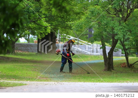 公園の草刈り作業 イメージ 公園の草刈り作業 イメージ 140175212