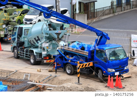 コンクリート打設中のポンプ車とミキサー車 イメージ コンクリート打設中のポンプ車とミキサー車 イメージ 140175256