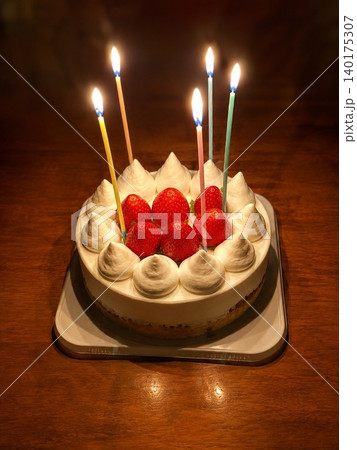 いちごのホールケーキとキャンドルの灯り 誕生日のお祝いイメージ 140175307