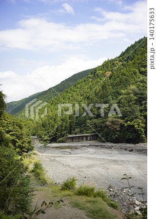 身延町の水力発電をしている大城川砂防ダム 身延町の水力発電をしている大城川砂防ダム 140175633