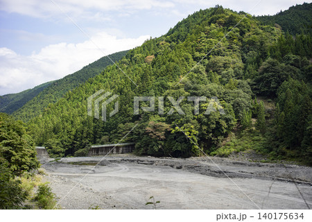身延町の水力発電をしている大城川砂防ダム 身延町の水力発電をしている大城川砂防ダム 140175634