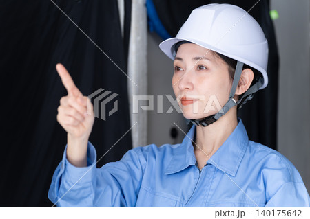 指差し確認で点検する作業員 指差し確認で点検する作業員 140175642