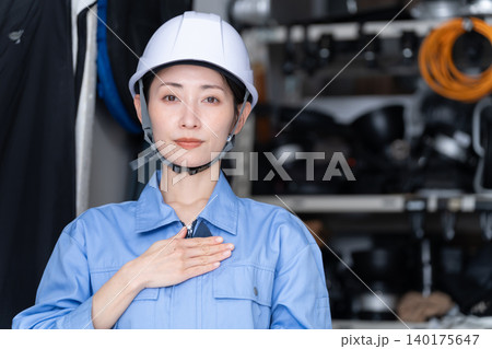 胸に手を当てる女性作業員 140175647