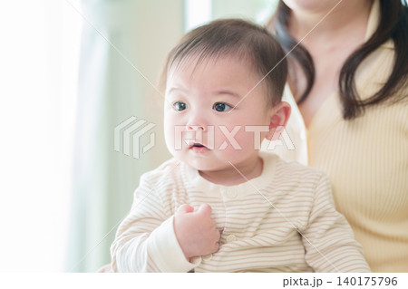 お母さんに抱っこされる赤ちゃん お母さんに抱っこされる赤ちゃん 140175796