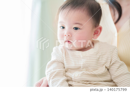 お母さんに抱っこされる赤ちゃん お母さんに抱っこされる赤ちゃん 140175799