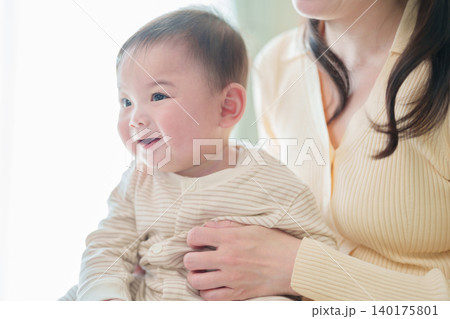 お母さんに抱っこされる赤ちゃん お母さんに抱っこされる赤ちゃん 140175801