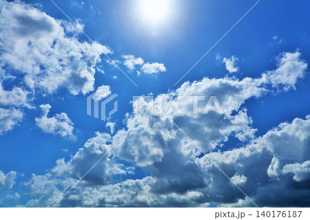 夏の青空と雲 そして太陽 夏の青空と雲 そして太陽 140176187