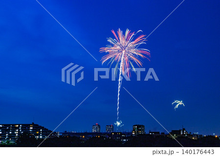 夜空に咲く大輪の花火 夜空に咲く大輪の花火 140176443