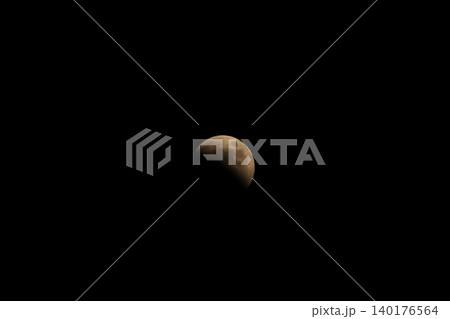 皆既月食へ向かう月（2022年撮影） 140176564