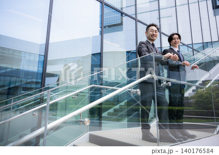 人材育成とキャリア成長を表現する上司と若手社員の目標や未来や見上げる見つめるビジネスイメージの横顔 人材育成とキャリア成長を表現する上司と若手社員の目標や未来や見上げる見つめるビジネスイメージの横顔 140176584