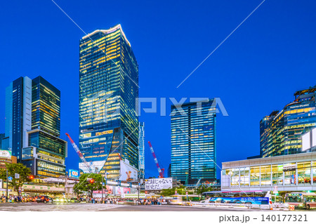 日本の東京都市景観 インバウンドは続く。渋谷スクランブル交差点はほとんどが外国人(奥にビル群)… 日本の東京都市景観 インバウンドは続く。渋谷スクランブル交差点はほとんどが外国人(奥にビル群)… 140177321