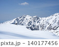 立山連峰の雪景色と青い空 140177456