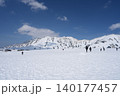 立山連峰の雪景色と雪原を歩く人々 140177457