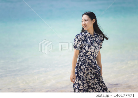 海辺を歩く若い女性 海辺を歩く若い女性 140177471