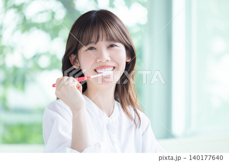 オーラルケア 歯磨きをしている女性 オーラルケア 歯磨きをしている女性 140177640