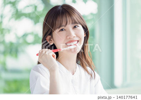 オーラルケア 歯磨きをしている女性 オーラルケア 歯磨きをしている女性 140177641