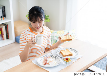 朝食を食べる若い女性 朝食を食べる若い女性 140177834
