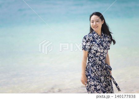 海辺を歩く若い女性 海辺を歩く若い女性 140177838