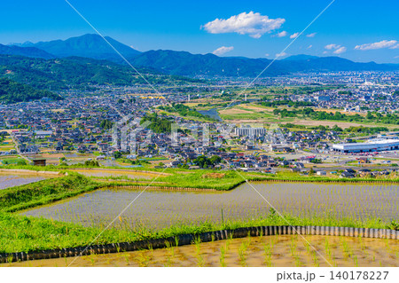【長野県】姨捨の棚田・田植えの季節 140178227