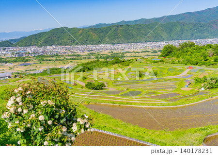 【長野県】姨捨の棚田・田植えの季節 【長野県】姨捨の棚田・田植えの季節 140178231