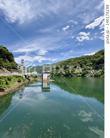 青空と新緑が映る鏡面反射が美しい藤原ダム湖 群馬県みなかみ町 青空と新緑が映る鏡面反射が美しい藤原ダム湖 群馬県みなかみ町 140178299