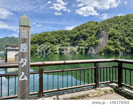 青空と新緑が映る鏡面反射が美しい藤原ダム湖 群馬県みなかみ町 青空と新緑が映る鏡面反射が美しい藤原ダム湖 群馬県みなかみ町 140178302