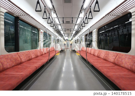 【JR東日本】E129系の車内(信越本線:長岡駅) 【JR東日本】E129系の車内(信越本線:長岡駅) 140178515