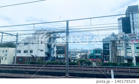 JR新大久保駅ホームから見た新大久保の街並みの風景 JR新大久保駅ホームから見た新大久保の街並みの風景 140178529