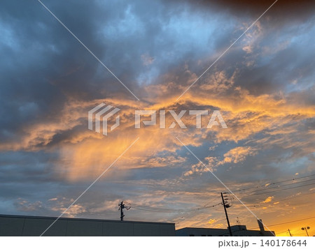 晴れた日の夕焼けに浮かぶ雲 140178644