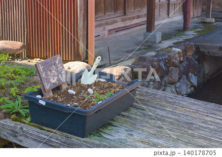 古い街並みに置かれた手作りの野良猫トイレ 140178705