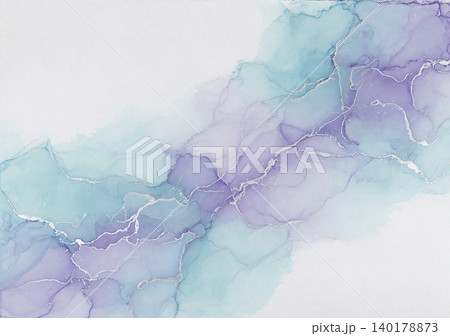 白い和紙に水色と紫の水彩が滲みプラチナの線が流れる透明感ある背景 白い和紙に水色と紫の水彩が滲みプラチナの線が流れる透明感ある背景 140178873